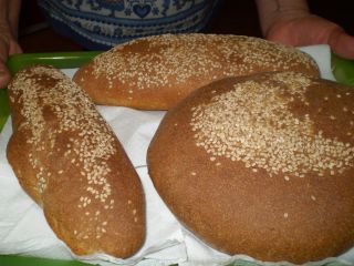 Il pane nero di Castelvetrano nelle sue forma a vastedda e filone.