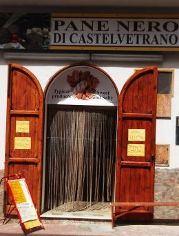 Panificio di Ganga Mattia, in via Caboto, 49 a Marinella di Selinunte, specializzato nella produzione del pane nero di Castelvetrano