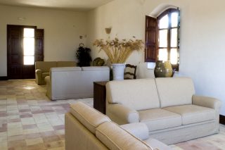 L'ampia e spaziosa Hall del Cuore di Dioniso, con comodi divani e arredamento rustico con mobili antichi