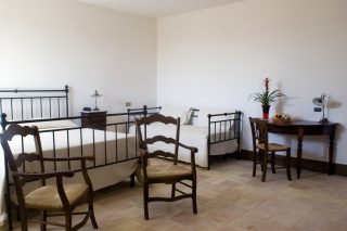 Una delle camere dell'Hotel Cuore di Dioniso Selinunte, con doppio letto e corredata di tutti i confort e servizi
