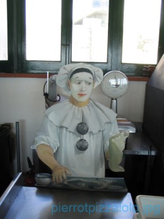 La figura del Pierrot che fornisce informazioni utili ai clienti del ristorante