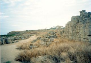Parte della cinta muraria vista dal basso della collina dell'acropoli di Selinunte.