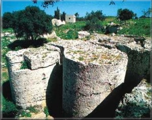 Tamburi di colonna di pietra delle Cave di Cusa in parte estratti per costruire i Templi di Selinunte