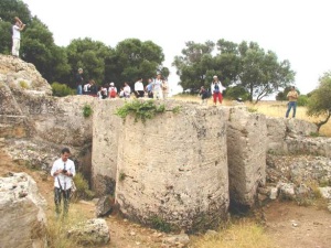 Foto di un dipinto che raffigura l'estrazioni dei rocchi delle colonne di Selinunte dalle Cave di Cusa