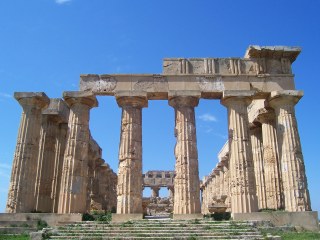 Collina Orientale, Il Tempio E dedicato ad Hera moglie di Giove, quasi totalmente ricostruito negli anni 50.