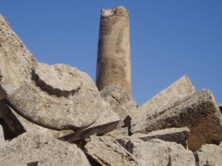 Il Fuso della Vecchia, una maestosa colonna del tempio G, alta 16 metri.