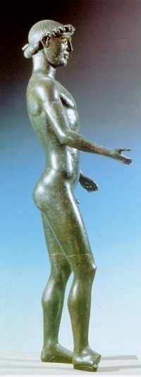Dettaglio della statua in bronzo dell'Efebo, dove si notano le parti mancanti del piede destro