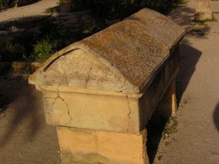 Una Tomba ancora con il coperchio delle Necropoli di Selinunte