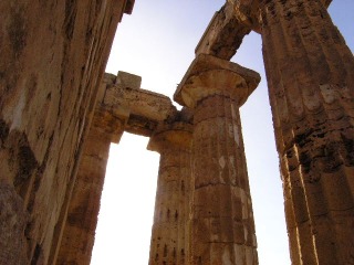 Vista interna delle colonne del Tempio E di Selinunte, dove spiccano fortemente gli elementi dorici con le tipiche scalanature