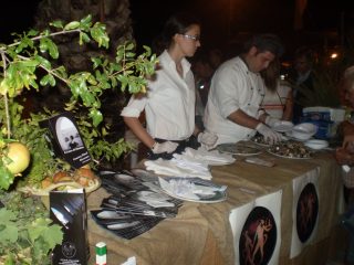 Ogni ristorante di Selinunte predispone il proprio tavolo o stand, offrendo ognuno diversi piatti tipici a base di sarde della propria cucina